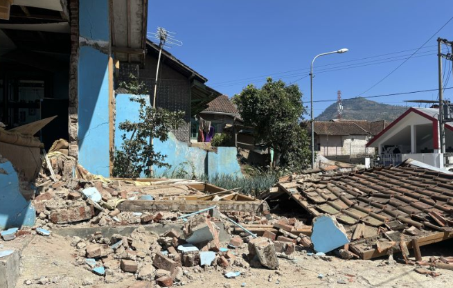 Kondisi salah satu rumah warga yang mengalami kerusakan cukup parah pascagempa di Kabupaten Bandung, Jawa Barat, Kamis (19/9/2024). (ANTARA/Rubby Jovan)