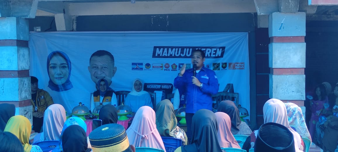 Tiga Anggota Legislatif Muda Siap Kawal Program Tina-Yuki Jika Terpilih Kembali Memimpin Mamuju Mamuju – Tiga anggota legislatif muda dari Kecamatan Kalukku siap mendukung penuh program pasangan calon bupati dan wakil bupati Mamuju nomor urut 1, Sitti Sutinah Suhardi dan Yuki Permana (Tina-Yuki), jika terpilih kembali memimpin Mamuju. Mereka berkomitmen memastikan seluruh program paslon tersebut terlaksana dengan baik. Ketiga anggota DPRD Mamuju periode 2024-2029 ini adalah Imran AB dari PAN, Arnol Topo dari Demokrat, dan Andi Irwan dari Hanura. Ketiganya menegaskan akan memperjuangkan kebutuhan masyarakat, terutama di Desa Pokkang. Dalam kampanye Tina-Yuki yang digelar di Desa Sondoang, Kecamatan Kalukku, Kabupaten Mamuju, Rabu (16/10/2024), Imran AB menyatakan siap mengawal realisasi semua program paslon nomor urut 1. "Kami akan memastikan semua program yang menjadi kebutuhan masyarakat bisa terealisasi," ujar Imran. Senada dengan Imran, Arnol Topo dan Andi Irwan juga berjanji akan mendukung penuh program Sutinah dan Yuki, terutama dalam memastikan program tersebut menyentuh seluruh masyarakat Mamuju. "Saya siap menjamin bahwa program Sutinah di periode berikut akan dirasakan oleh semua masyarakat," kata Arnol. Sementara itu, Calon Bupati Mamuju, Sitti Sutinah Suhardi, menegaskan bahwa program yang dijalankan selama periodenya ditujukan untuk memenuhi kebutuhan dasar masyarakat, seperti kesehatan dan pendidikan. "Kami telah menyediakan jaminan kesehatan gratis dan memperhatikan sektor pendidikan. Satu bukti lebih berarti dari seribu janji," tutup Sutinah.