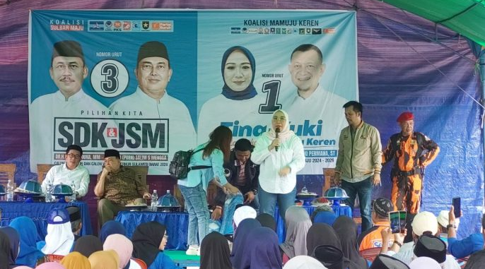 Kampanye terbatas petahana Calon Bupati Mamuju, Sutinah Suhardi bersama dengan Calon Wakil Gubernur Sulbar, Jenderal Salim Mengga di Desa Sumare, Mamuju.