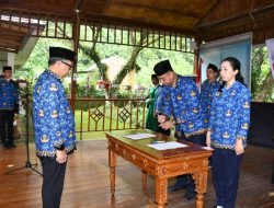 Sekprov Sulbar Lantik Satu Pejabat Administrator dan Tujuh Pejabat Fungsional