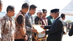 Pj Gubernur Bahtiar Serahkan Penghargaan Kepada Pejuang Peduli Kesejahteraan Petani