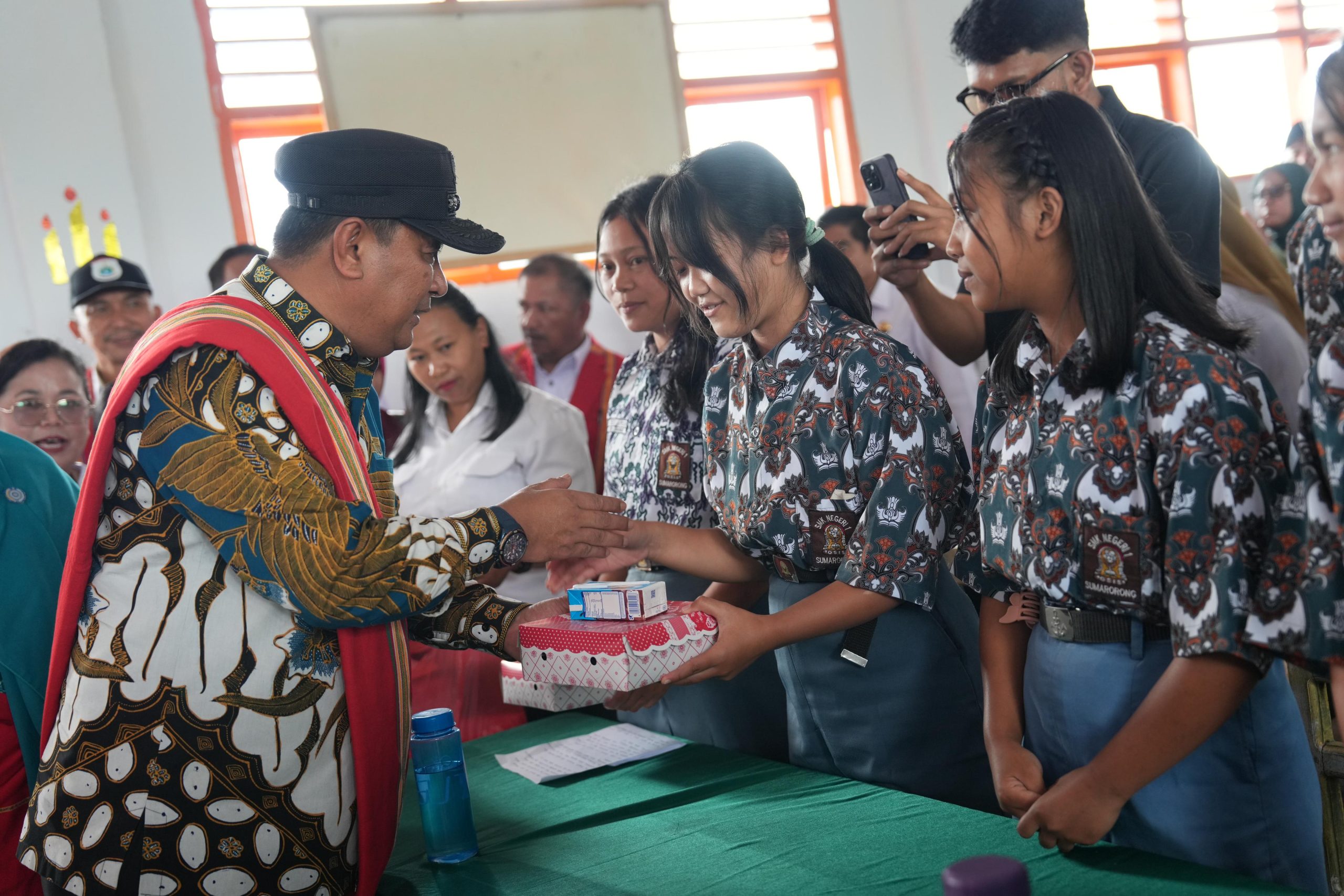 Pj Gubernur Bahtiar Gelar Uji Coba Makan Bergizi Seimbang Gratis di SMK Negeri 1 Sumarorong