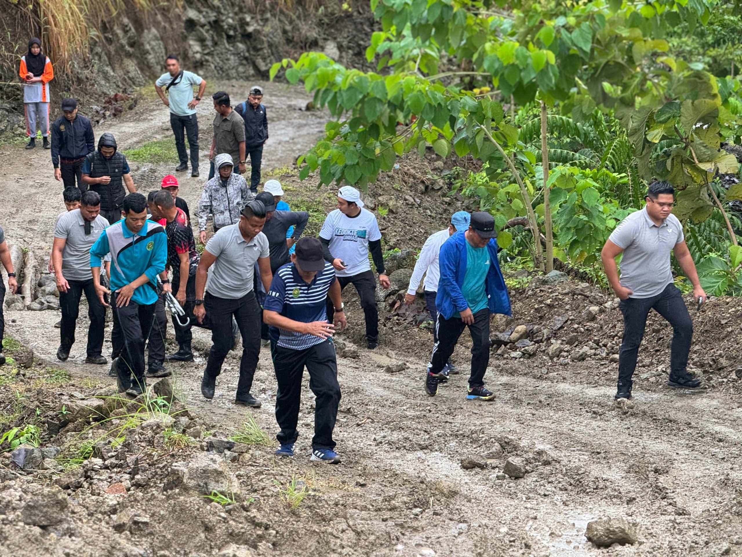 Mengisi Weekend, Forkopimda, Guru dan Pelajar Nikmati Hiking di Bukit Sukun Bersama PJ Gubernur Bahtiar