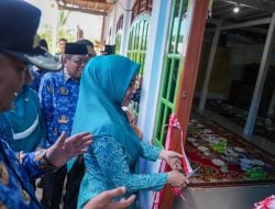 Sofha Marwah Menggunting Pita Tanda Masuk Rumah Bantuan Pasca Bencana Banjir di Sondoang Mamuju