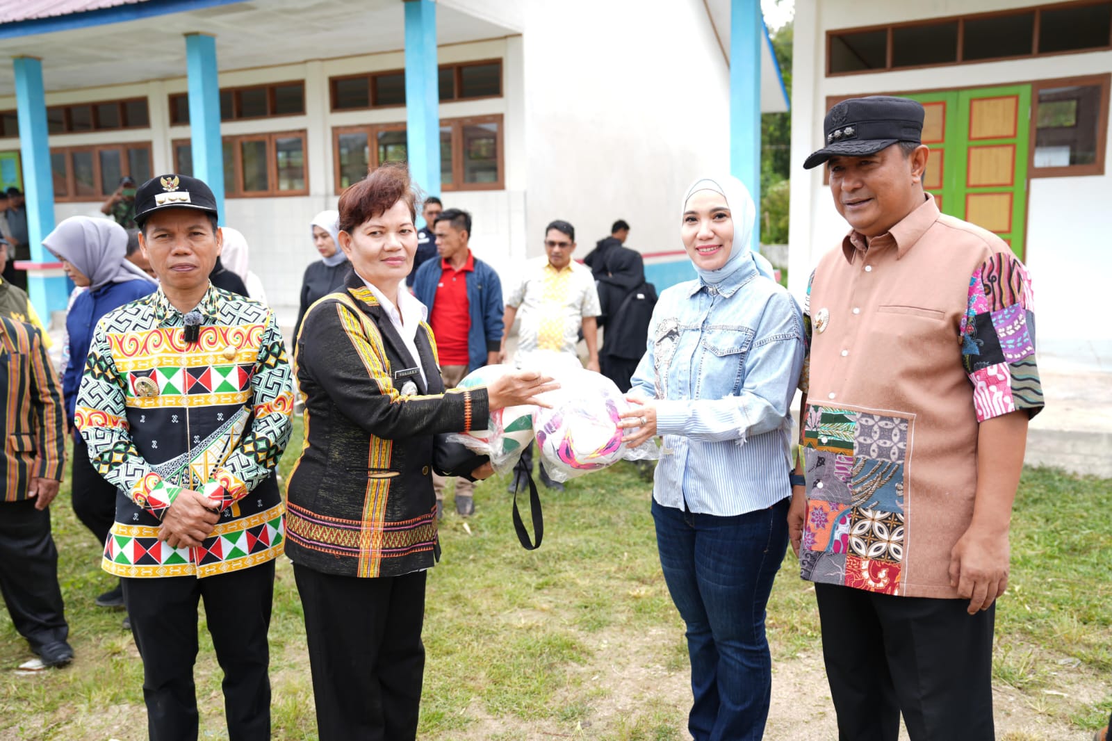 Tangani Stunting, Pj Ketua PKK Sofha Marwah Salurkan Bantuan untuk Ibu Hamil dan Baliita di Kecamatan Nosu