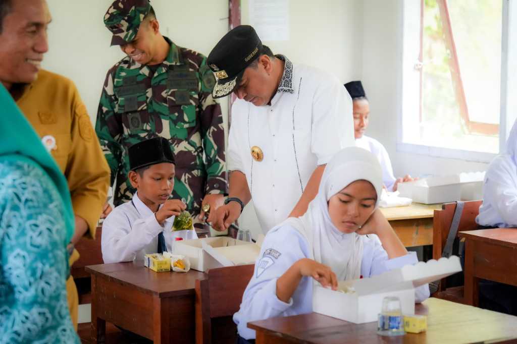 Pj Bahtiar Lakukan Uji Coba Makan Bergizi di Sekolah Madrasah