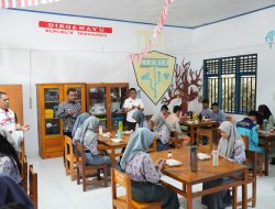 Pemprov Sulbar Kembali Uji Coba Makan Siang Gizi Gratis di SMAN 2 Mamuju dan Serahkan Bantuan Kepada Siswa
