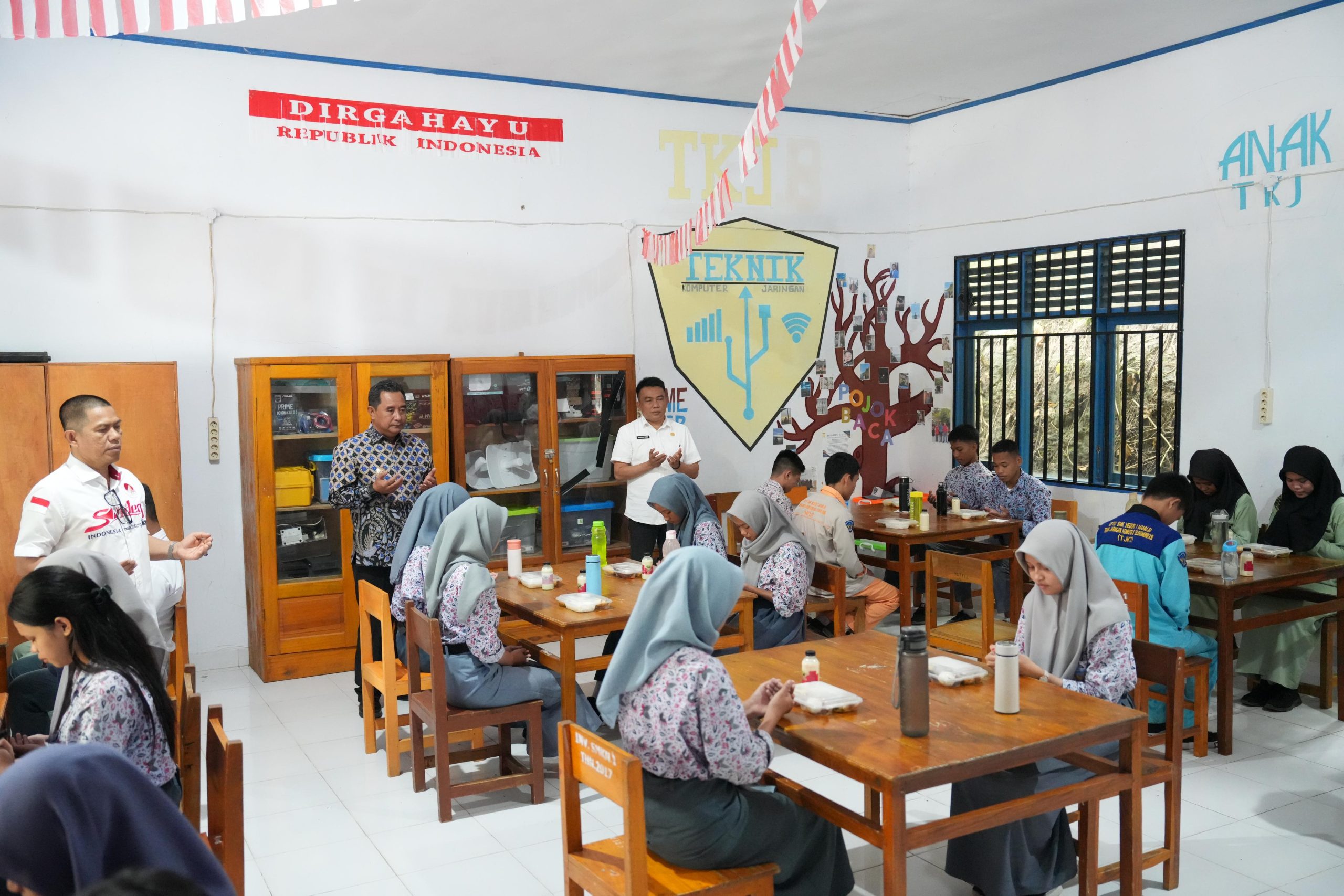Pemprov Sulbar Kembali Uji Coba Makan Siang Gizi Gratis di SMAN 2 Mamuju dan Serahkan Bantuan Kepada Siswa