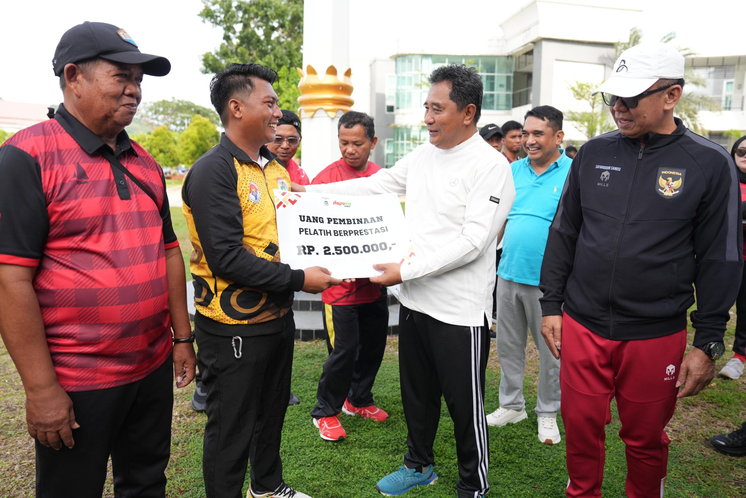 Tingkatkan Prestasi Olahraga, PJ Bahtiar Serahkan Penghargaan kepada Atlet, Pelatih, Wasit dan Pemuda
