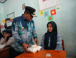 Uji Coba Makan Siang Bergizi Gratis di SMPN 1 Simboro, Pj Bahtiar Juga Salurkan Bantuan Alat Sekolah