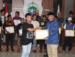 Pj Bahtiar Serahkan Penghargaan kepada Kolektor Batu Ngalo dan Pecinta Benda Pusaka