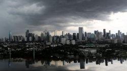 Arsip - Awan tebal saat menyelimuti permukiman dan gedung bertingkat di Jakarta, Kamis (5/12/2024). ANTARA FOTO/Asprilla Dwi Adha/tom.