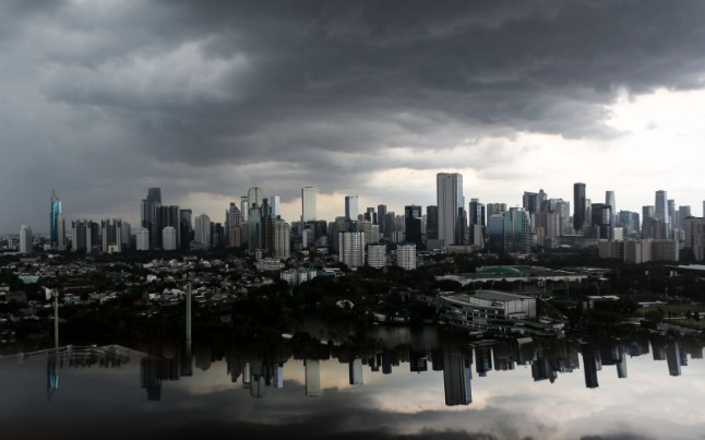 Arsip - Awan tebal saat menyelimuti permukiman dan gedung bertingkat di Jakarta, Kamis (5/12/2024). ANTARA FOTO/Asprilla Dwi Adha/tom.