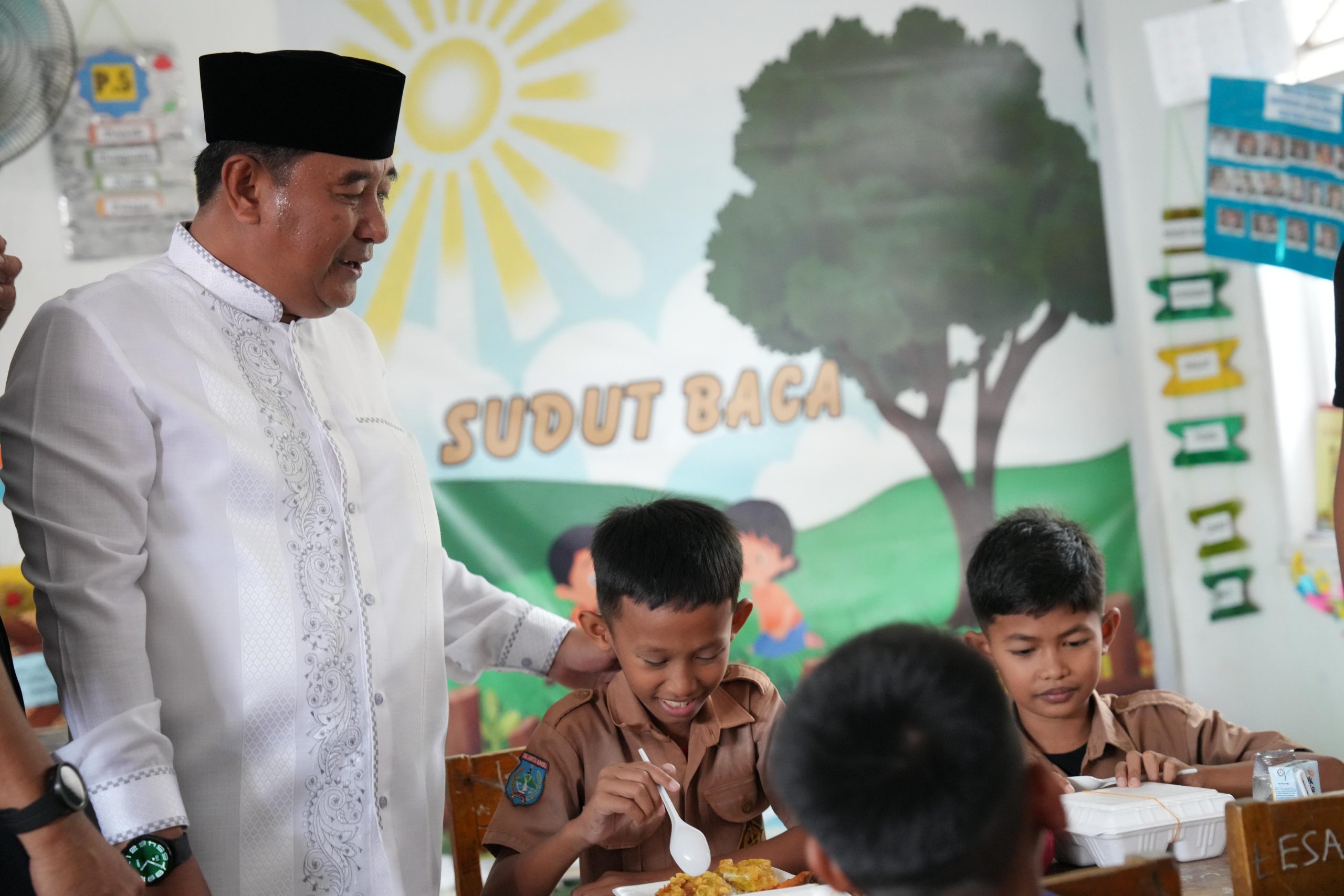 Uji Coba Makan Siang Bergizi Gratis di SD Inpres Puncak Mamuju dan Bagikan Alat Sekolah