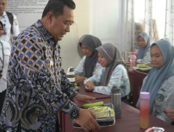 Pj Gubernur Bahtiar Hadiri Uji Coba Makan Bergizi Gratis di SMKN 1 Mamuju dan Bagikan Bantuan