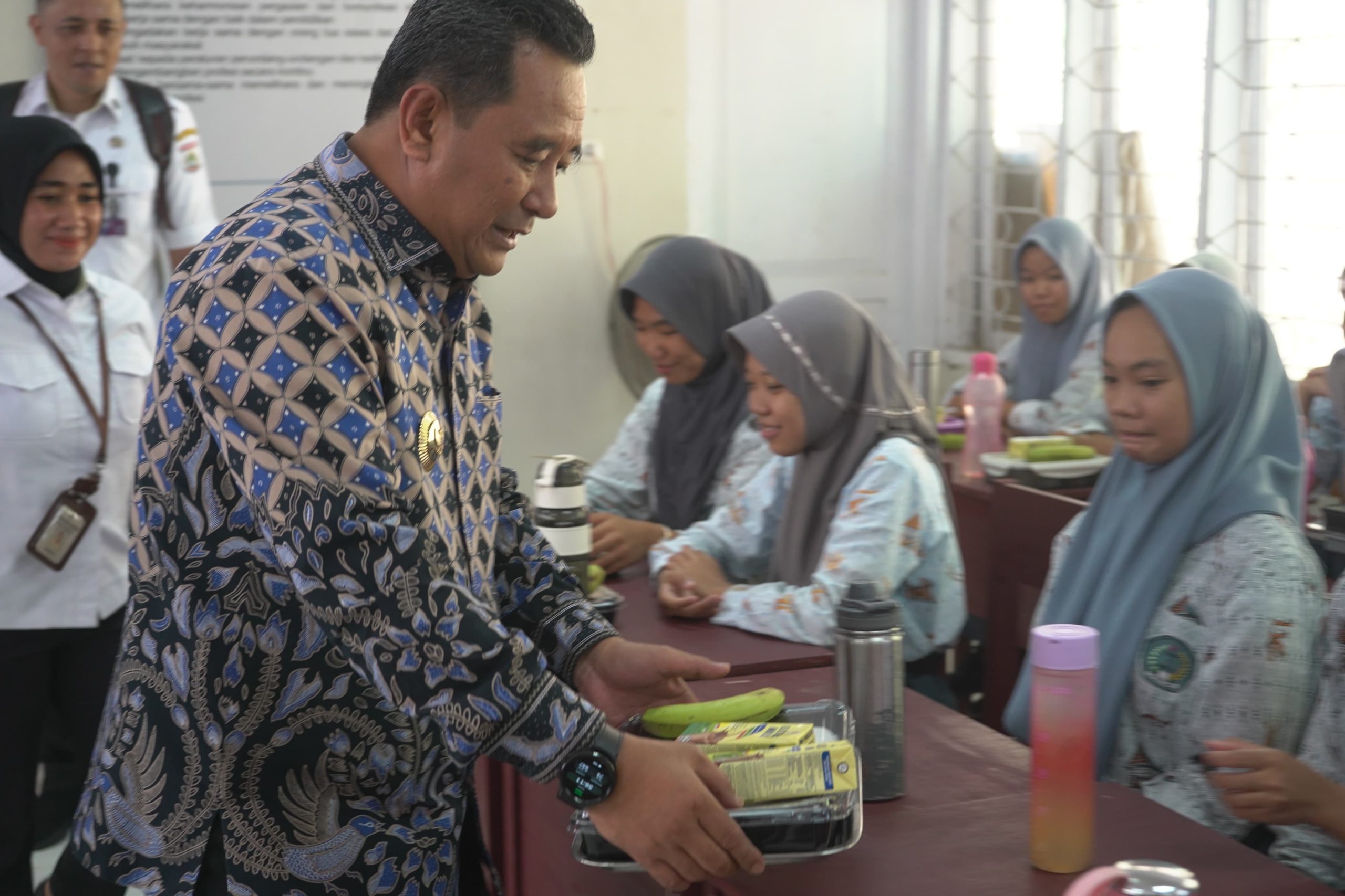 Pj Gubernur Bahtiar Hadiri Uji Coba Makan Bergizi Gratis di SMKN 1 Mamuju dan Bagikan Bantuan