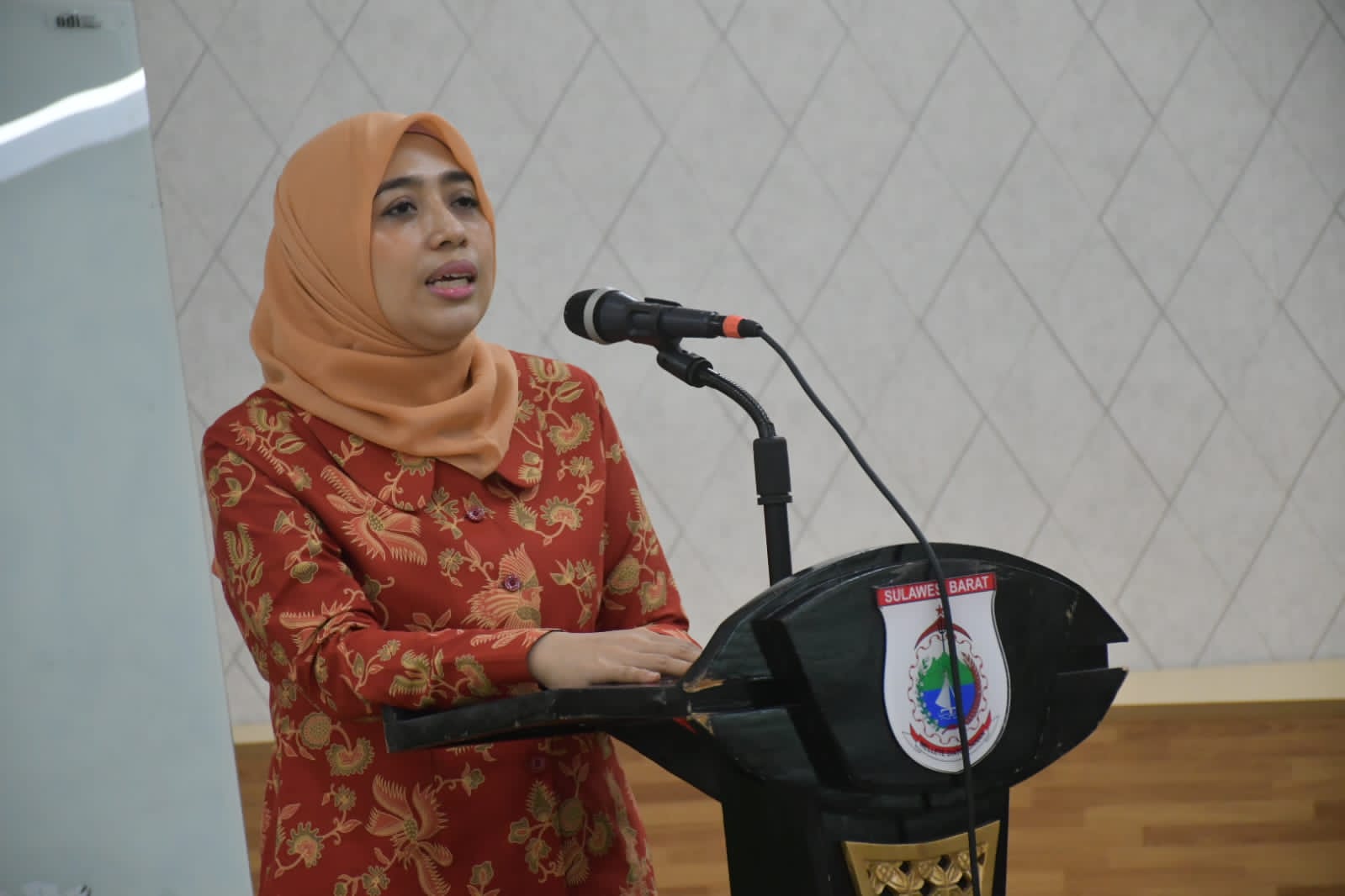 Hadiri Seminar dan Hut Dharma Wanita Persatuan ke-25, Pj Sekprov: Kegiatan Ini Momentum Baik Bagi Kita Semua