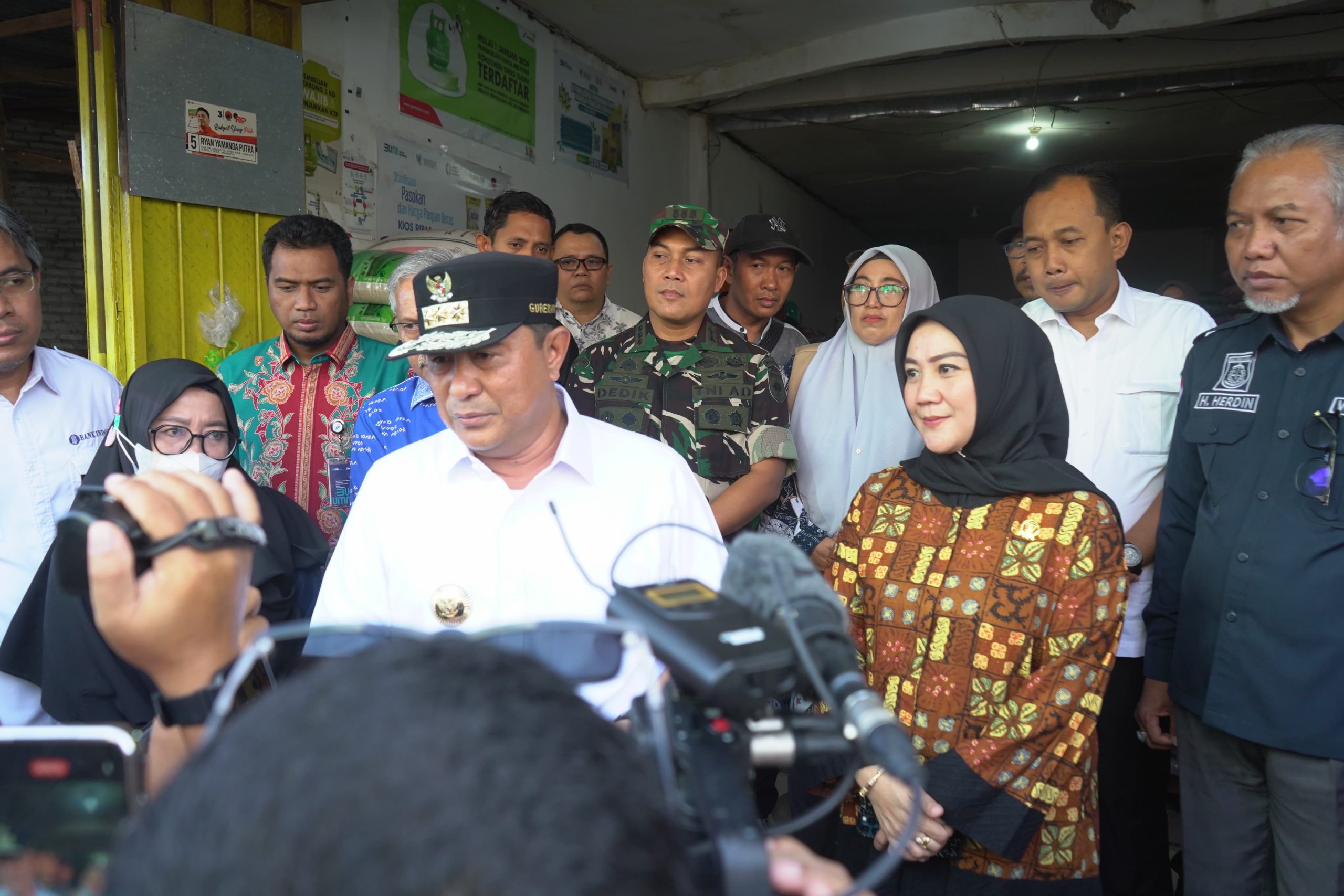 Pj Gubernur Sulbar, Bahtiar Kunjungi Pasar Tradisional di Mamuju, Pastikan Harga Pangan dan Elpiji Terjangkau