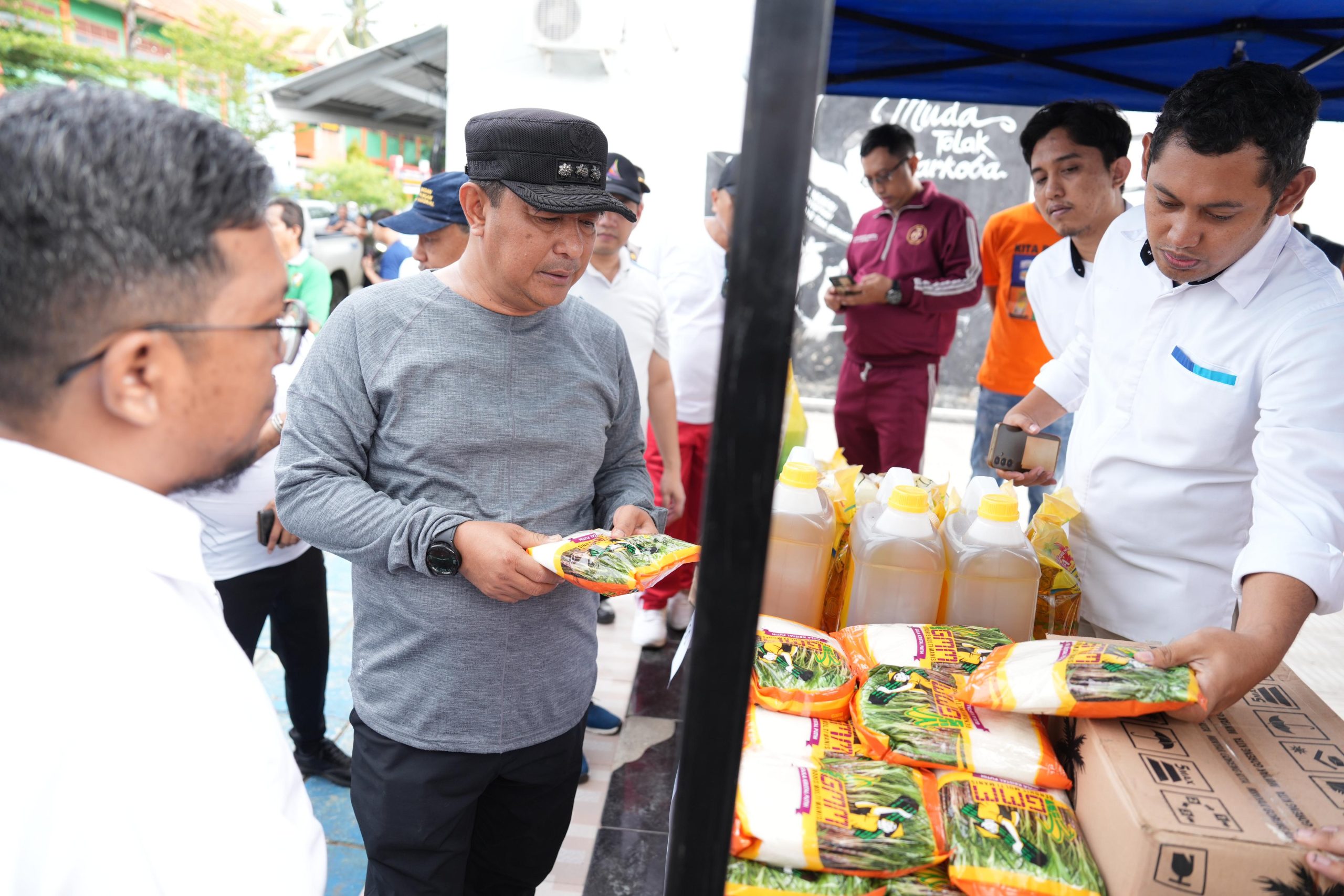 MAMUJU -- Pemerintah Provinsi dan Kabupaten Majene berkolaborasi menggelar Gerakan Pangan Murah, Senin 13 Januari 2025. PJ Gubernur Provinsi Sulawesi Barat Bahtiar Baharuddin menjelaskan, GPM menjadi salah satu cara konsisten mengelola stabilitas harga di daerah. "Hari ini kita memantau Gerakan Pangan Murah untuk mengecek harga harga di Pasar. Dan saya terima kasih kepada Pemda Majene dan Forkopimda yang kompak menjaga stabilitas harga di Kabupaten Majene," kata Bahtiar. Bahtiar berharap GPM ini dilaksankan di enam kabupaten. Tak hanya dilaksanakan di wilayah kota tetapi juga menyasar sejumlah kecamatan yang jauh dari kota. Hasil pantauan di Majene, lanjut Bahtiar, harga pangan relatif stabil, beberapa komoditi terjadi kenaikan seperti cabe rawit dari 50 ribu Minggu lalu menjadi 55 ribu. Namun harga di Sulbar lebih baik daripada daerah lain. Hal lain, beberapa komoditi seperti daging ayam yang masih disuplai dari Sulsel. Melalui pemantauan harga dan pasokan pangan di pasar, diharapkan menjadi catatan dan pegangan bagi setiap Pemda untuk melakukan intervensi. "Kalau sudah ada data seperti ini, saya meminta tolong Pemda mendorong dinas pertanian kita, penyuluh kita, dan satgas pangan untuk meningkatkan produksi. Apalagi mau bulan puasa bulan Maret. Bisa tanam sekarang seperti cabe rawit, dan Maret bisa dipanen," ungkapnya.