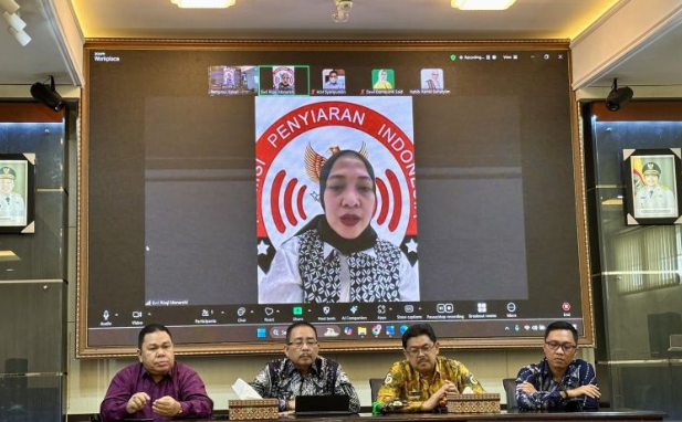 omisioner KPI Pusat Evri Rizqi Monarshi memberikan keterangan secara daring dalam konferensi pers Pengumuman Hasil Seleksi Administrasi KPID Provinsi Kalsel 2024-2027 di Banjarbaru, Kalimantan Selatan, Jumat (14/3/2025). ANTARA/Tumpal Andani Aritonang