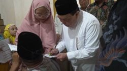 Momen Seru Anak-anak Berburu Tanda Tangan Wakil Gubernur Sulbar Usai Shalat Tarawih