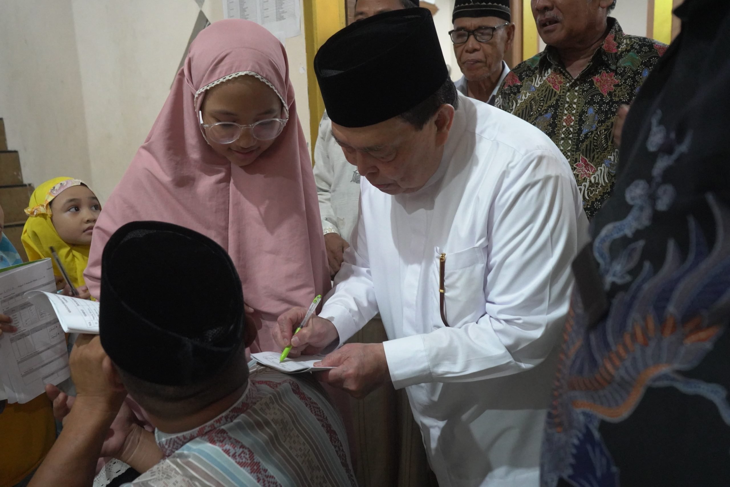 Momen Seru Anak-anak Berburu Tanda Tangan Wakil Gubernur Sulbar Usai Shalat Tarawih