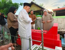 Doa untuk Sang Ayah: Wagub Sulbar Lantunkan Kalimat Suci di Makam Almarhum