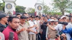 Ratusan pendemo yang berunjuk rasa di depan kantor Gubernur Sulawesi Barat (Sulbar), ditemui langsung Gubernur Sulbar Suhardi Duka (SDK), Jumat 9 Mei 2025. Demo ini terkait protes terhadap tambang pasir di Kecamatan Karossa dan Kecamatan Budong-budong, Kabupaten Mamuju Tengah, serta di Kecamatan Kalukku, Kabupaten Mamuju, Sulbar. Di hadapan massa aksi, SDK menegaskan akan melakukan evaluasi terhadap semua tambang pasir, baik sudah mengantongi izin maupun yang belum. "Olehnya itu, pengusaha manapun yang melanggar hukum di Sulbar saya akan cabut dia punya izin," tegas SDK. "Hanya saja, tolong saya juga dilindungi, supaya SDK juga jangan melanggar hukum. Itu yang saya harapkan dari saudara-saudara," sambung SDK. "Saya jaminkan bahwa insya Allah dalam kepemimpinan saya, saya tidak akan mengorbankan rakyat saya," tutup SDK sembari pamit area demonstrasi.