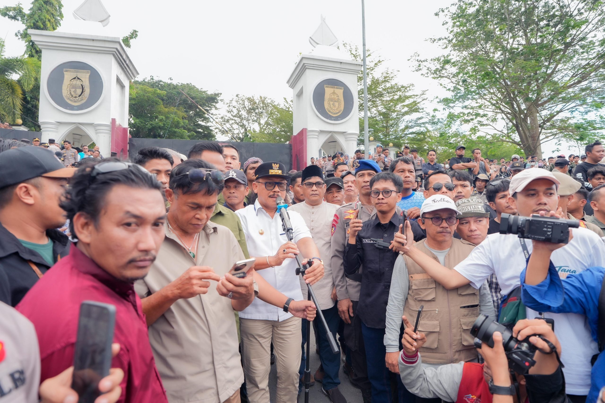 Ratusan pendemo yang berunjuk rasa di depan kantor Gubernur Sulawesi Barat (Sulbar), ditemui langsung Gubernur Sulbar Suhardi Duka (SDK), Jumat 9 Mei 2025. Demo ini terkait protes terhadap tambang pasir di Kecamatan Karossa dan Kecamatan Budong-budong, Kabupaten Mamuju Tengah, serta di Kecamatan Kalukku, Kabupaten Mamuju, Sulbar. Di hadapan massa aksi, SDK menegaskan akan melakukan evaluasi terhadap semua tambang pasir, baik sudah mengantongi izin maupun yang belum. "Olehnya itu, pengusaha manapun yang melanggar hukum di Sulbar saya akan cabut dia punya izin," tegas SDK. "Hanya saja, tolong saya juga dilindungi, supaya SDK juga jangan melanggar hukum. Itu yang saya harapkan dari saudara-saudara," sambung SDK. "Saya jaminkan bahwa insya Allah dalam kepemimpinan saya, saya tidak akan mengorbankan rakyat saya," tutup SDK sembari pamit area demonstrasi.