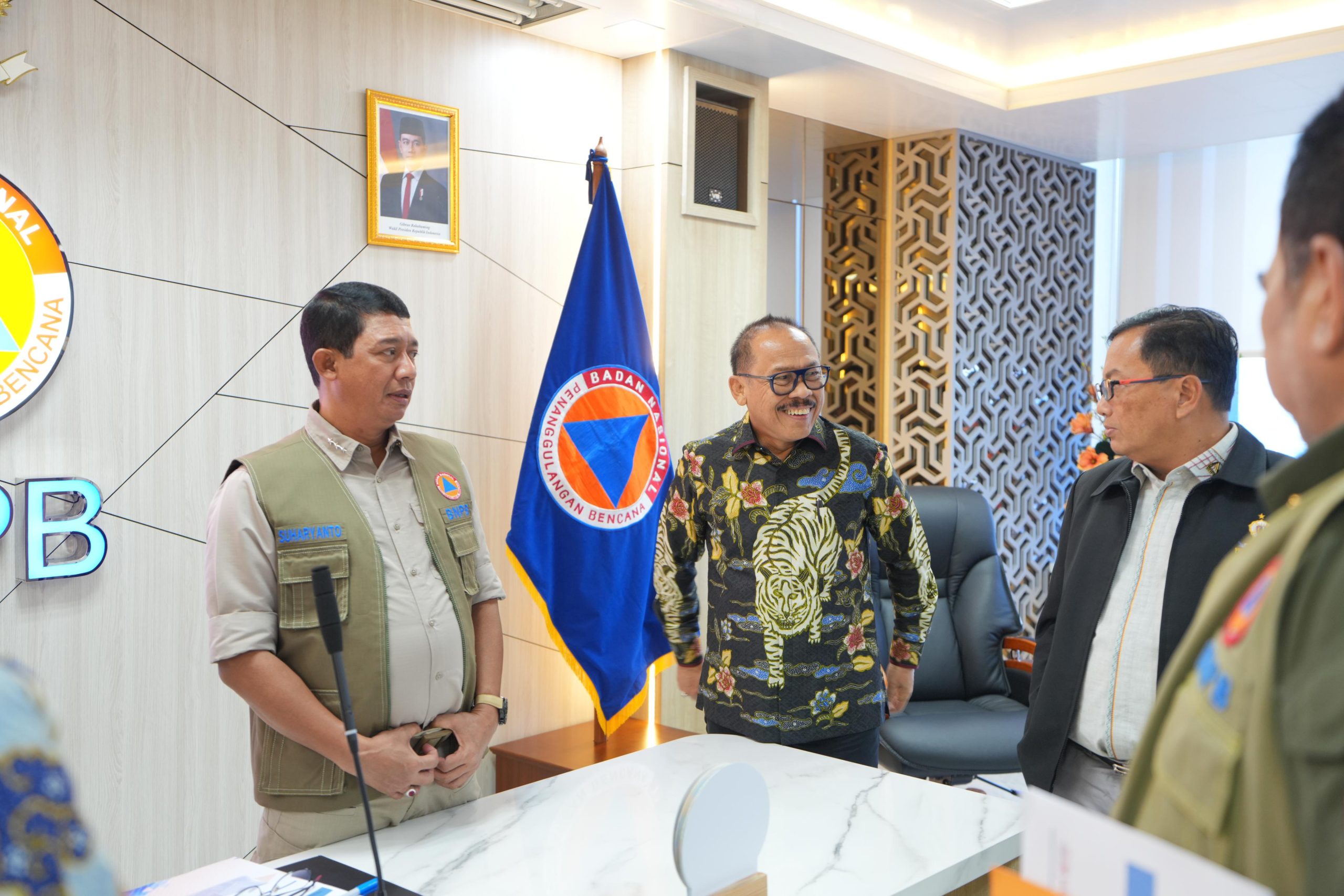Proyek Infrastruktur Sulbar Dipercepat, Gubernur SDK Intensifkan Lobi dengan Pusat Jakarta - Gubernur Sulbar, Suhardi Duka melakukan pertemuan langsung dengan Kepala Badan Nasional Penanggulangan Bencana (BNPB), Letjen TNI Suharyanto, di Kantor BNPB, Jl. Pramuka Kav. 38 Jakarta Timur, Selasa 6 Mei 2025. Pertemuan itu dalam rangka mengikuti kegiatan yang dilaksanakan oleh BNPB berkaitan dengan evaluasi hibah dari dana rekonstruksi dan rehabilitasi. Hal tersebut disampaikan Kepala Bapperida Sulbar, Junda Maulana. Katanya, Gubernur Suhardi Duka mendapat apresiasi dari kepala BNPB karena hadir dalam dslma pertemuan tersebut. Junda Maulana menuturkan, dalam pertemuan tersebut, Gubernur Sulbar melaporkan progres dana hibah sebesar Rp21, 8 miliar. Menurutnya, laporan dana hibah tersebut sudah pada tahap persiapan pelaksanaan. Proses pelelangan telah dilaksanakan tinggal penandatanganan kontrak. "Pesan kepala BNPB bahwa kegiatan tersebut agar cepat dilaksanakan karena kalau anggaran nya sudah dilaksanakan dengan baik, maka daerah bisa meminta (anggaran) lagi sesuai dengan kebutuhan yang ada," kata Junda Maulana. Selain itu, salam pertemuan tersebut, Gubernur Suhardi Duka menyampaikan tiga hal kepada Kepala BNPB. Yang pertama, Gubernur mengusulkan untuk anggaran selanjutnya terkait dengan penanganan jembatan di Tommo yang menghubungkan antara Kabupaten Mamuju dan Mamuju Tengah. Hal itu dikarenakan menurut perkiraan rekonstruksi, penanganan jembatan terpanjang bisa dipakai hingga tiga tahun. "Oleh sebab itu kita mengusulkan mudah-mudahan kita bisa mengusulkan dan kita mendapatkan bantuan di tahun 2027 nantinya," ungkapnya. Kemudian yang kedua, Gubernur juga mengusulkan terkait jaringan pipa milik PDAM Mamuju mengalami kerusakan parah akibat bencana tanah longsor sehingga mengganggu distribusi air untuk masyarakat kota Mamuju. Juga yang terpenting yang diusulkan Gubernur kata Junda Maulana ialah bantuan dana stimulan penangaan rumah sampah gempa tahap II untuk Kabupaten Mamuju dan Majene. Kata Gubernur sering desak oleh masyarakat terkait bantuan tahap II tersebut. "Ini tadi ketiga-tiganya mendapat respon. Respon untuk dua usulan pertama itu tentunya kita diberikan kewenangan, untuk kita mengusul tapi dengan catatan-catatan, anggaran yang tersalur ini bisa bermanfaat dengan baik," ujarnya. Katanya, dalam pertemuan itu, Gubernur SDK menjanjikan bahwa dana hibah yang di Pemprov Sulbar sekarang tahun ini akan selesai. "Dan kalau begitu, dijawab oleh kepala BNPB 'silahkan mengajukan diawal tahun 2026 nantinya'" sebutnya. Terkait bantuan dana stimulan tahap II, Junda Maulana membeberkan, bahwa Kepala BNPB beserta Deputi nya meminta agar Pemprov Sulbar mengusulkan kembali riview L3P nya. "Agar ini bisa masuk pada bulan Mei. Dan awal Juni bisa terproses. Untuk mempercepat tersebut pak Gubernur meminta akan segera melakukan pertemuan dan beliau akan memimpin langsung untuk bisa percepatan," ungkap Junda Maulana. Junda Maulana menyampaikan, kehadiran Gubernur di kantor BNPB menggambarkan kepedulian Gubernur SDK terhadap daerah dan mendapatkan respon yang baik dari BNPB. "Bahkan kita diberikan bonus. Kita akan diberikan bantuan mobil rescue satu unit dan mobil truk serbaguna itu juga akan diberikan ke Pemprov Sulbar. Ini apresiasi kepala BNPB terhadap Gubernur yang bisa hadir secara langsung," sebutnya. Dia juga menambahkan, apa yang dilakukan Gubernur di Jakarta saat ini sejak Senin kemarin, hari ini, dan Rabu besok adalah sebagai upaya untuk membangun komunikasi dengan kementerian guna percepatan di provinsi ke-33 ini. Senin kemarin, Gubernur telah bertemu dengan Menteri Transmigrasi, Menteri PUPR. Kemudian hari ini, Gubernur bertemu dengan para pengusaha kepala Sawit untuk optimalisasi pajak dan juga kepala BNPB. "Dan alhmdulillah kita mendapatkan apresiasi dan respon. Intinya ini adalah bentuk kepedulian dan tanggungjawab Gubernur untuk percepatan kemajuan di daerah," pungkasnya.