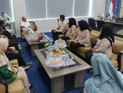 Hari Libur Tak Jadi Halangan! Gubernur Sulbar Tuntaskan Sederet Pekerjaan Strategis di Ruang Kerjanya